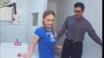Okul Kızı (20+) Kontrol Ediliyor Ve Yaramaz Oluyor