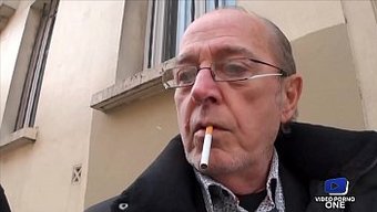 Bir Adam Pizzasını Karısından Anal Bir Sürprizle Teslim Alır.