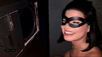 Latin Hotwife, Kabinde Ateşli Bir Aksiyonda Güzel Yüzünü Sergiliyor.