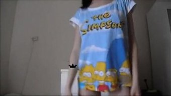 Amatör Genç (18+) Kamera Için Dans Ediyor Ve Soyunuyor