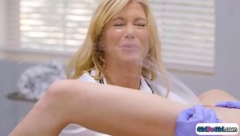 Lezbiyen Doktor Sıvı Çıkarma Seansıyla Şaşırıyor