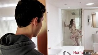 Genç (18+) Üvey Kız Kardeş, Üvey Erkek Kardeşi Tarafından Duşta Beceriliyor