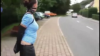 Milie Fenton Ağzı Tıkalı Ve Halka Açık Bir Şekilde Bağlanmış Bir Top Gag Ile