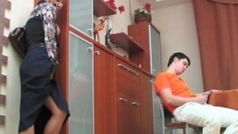 Genç Üvey Oğlu Milf Dominatrix Tarafından Beceriliyor