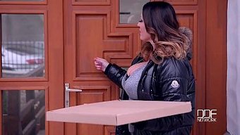 Anastasia Lux Ve Arkadaşları, Sert Bir Yarrağa En Üst Düzeyde Zevk Veriyorlar