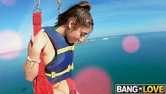 Göğüslü Kira Perez, Bikinisiyle Sert Bir Şekilde Sürüyor