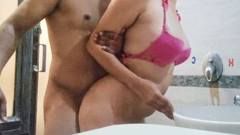 Asyalı Genç Kızın Yoğun Banyo Karşılaşması