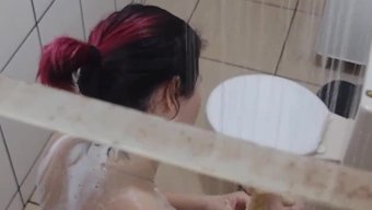 Çekici Komşumu Duş Alırken Buldum, Onu Yakaladım Ve Oral Seks Aldım. Tam Videoyu Xvideos Red'De Izleyin