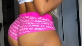 Siyah Tanrıça Instagram'Da Kıvrımlarını Sergiliyor