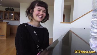 Yhivi, Piyano Çalan Ve James Deen Ile Sert Seks Yapan Esmer Bir Amatör.
