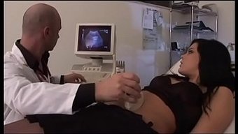Genç Ve Yaşlı Milf'Lerle Genç Anal Eylem