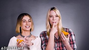 Lezbiyen Bebekler Bu Romantik Röportajda Birbirlerinin Amını Yalama Ve Tüylü Amcıklarına Dalıyorlar