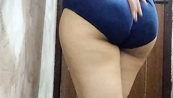 Olgun Kadın Seksi Antrenman Kıyafetlerine Bürünüyor Ve Spor Salonunda Kendini Gösteriyor