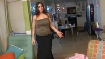 Bir Çift, Üçlüde Küçük Bir Fahişeyi Sikiyor