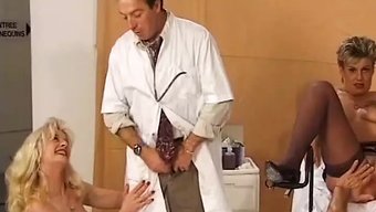Olgun Bir Kadın, El Işleri, Oral Seks Ve Anal Penetrasyon Dahil Olmak Üzere Açık Ve Yasak Cinsel Eylemlerden Zevk Alıyor.
