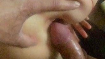 Büyük Popolu Güzellik, Banyoda Dildo Ile Anal Beceriliyor