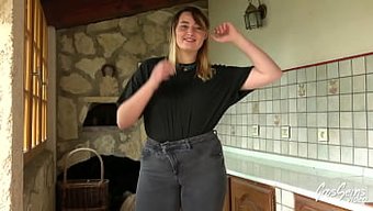 Tombul Üniversiteli Davina, Büyük Doğal Göğüslerini Ve Mükemmel Poposunu Sert Bir Videoda Sergiliyor
