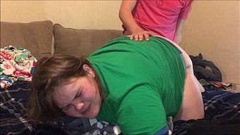 Metro Istasyonunda Kıvrımlı Bir Gençle Bareback Seks