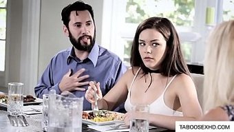 Genç Üvey Kız, Babası Tarafından Sıkı Poposu Geriliyor
