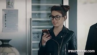 Elle Rose'Un Kahverengi Saçları Ve Çorapları Sevenler, Bu Videoda Poposundan Sikişiyor