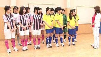 Japon Kız, Futbol Takımında Yaşlı Erkekler Tarafından Sikişiyor