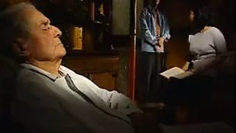 Vintage Bebekler Yurt Odasında Yaramaz Oluyorlar