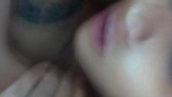 Latina Bebek Ev Yapımı Videoda Göğüslerini Emdiriyor Ve Meme Uçlarını Yalatıyor