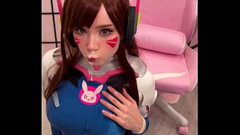 Amatör Tiktok Kızı, Cosplay'De Büyük Bir Yarrağa Sakso Çekiyor