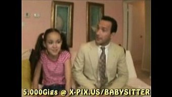 Genç Asyalı Kız Bebek Bakıcısından Anal Alıyor