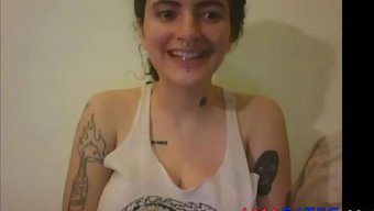 Doğal Memeler Ve Bir Webcam: Izlenecek Yeni Bir Cam Kız