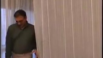 Bir Çift, Sıcak Bir Sahnede Anal Oyununu Keşfediyor