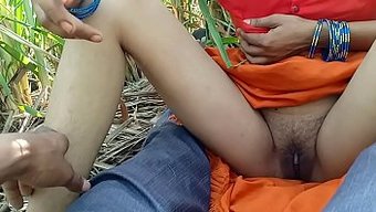 Genç Bhabhi Ormanda Seks Yapmaya Ikna Ediliyor