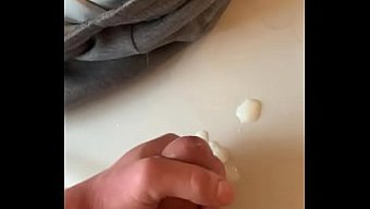 Azgın Genç Büyük Yarrağı Alıyor Ve Sert Boşalıyor
