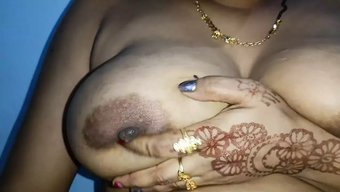 Desi Karısı Amatör Bir Videoda Büyük Göğüslerini Ve Meme Uçlarını Sergiliyor