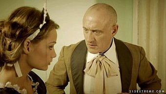 Sophie Lynx, Dominant Ustası Tarafından Amını Yalatıp Siktiriyor