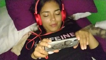 Gerçek Amatör Genç, Penetrasyon Sırasında Porno Izlemekten Zevk Alıyor