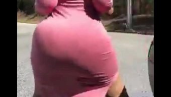 Büyük Popolu Bebek Sıcak Bir Videoda Siyaha Boyanıyor
