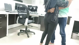 Ofis Sekreteri Arkadan Alıyor Ve 18 Yaşındaki Patronla Cowgirl Seks Yapıyor