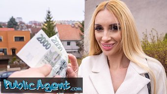 Olgun Sarışın Coşkuyla Halka Açık Bir Pov Sakso Çekiyor