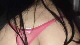 Genç Komşu Ev Yapımı Videoda Dövmelerini Ve Poposunu Gösteriyor