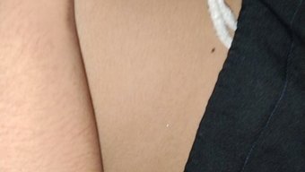 Hintli Çift, Cowgirl Pozisyonunda Oral Ve Vajinal Seksin Tadını Çıkarıyor