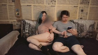 Bu Amatör Genç Kızın Klasik Pov Sahnede Mastürbasyon Yaparken Izleyin