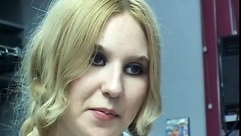 Okul Üniforması Giyen Sarışın Genç, Iyi Donanımlı Bir Adam Tarafından Beceriliyor Ve Yüzüne Boşalıyor