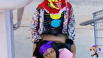 Atlanta'Nın En Seksi Ve Güzel Şişman Kadınları, Juicy Tee, Bir Halka Açık Otobüste Bir Palyaço Tarafından Beceriliyor
