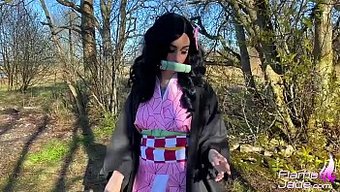Anime Cosplay Kızı Nezuko Sakso Çekiyor Ve Götünü Siktiriyor