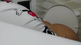 Tuvaletteki Muhteşem Üvey Annemin Poposunu Gizlice Yakalamak