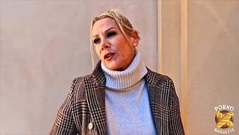 Doğal Büyük Göğüslü 47 Yaşındaki Victoria, Iç Çamaşırıyla