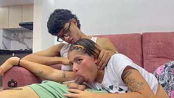 Küçük Üvey Kız Kardeşimi Getirip Film Izletiyorum, Sonra Onu Becerip Kıçına Boşalıyorum.