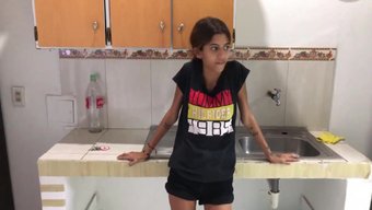Güzel Üvey Kız Kardeş Yeni Evde Yaramazlaşıyor Ve Bu Bir Gerçek.