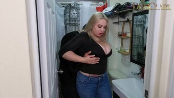 Güzel Meksikalı Ev Hanımı, Arkadaşının Sikiyle Sıcak Bir Banyo Ilişkisinin Tadını Çıkarıyor.